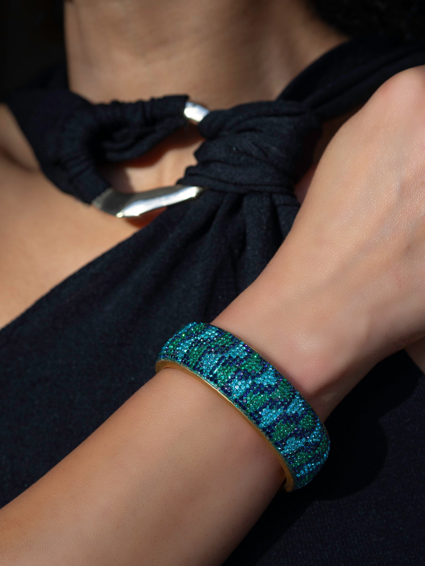 80DB Wave Whisper in Blue and black, featuring undulating wave pattern that creates dynamic movement and flowing lines.