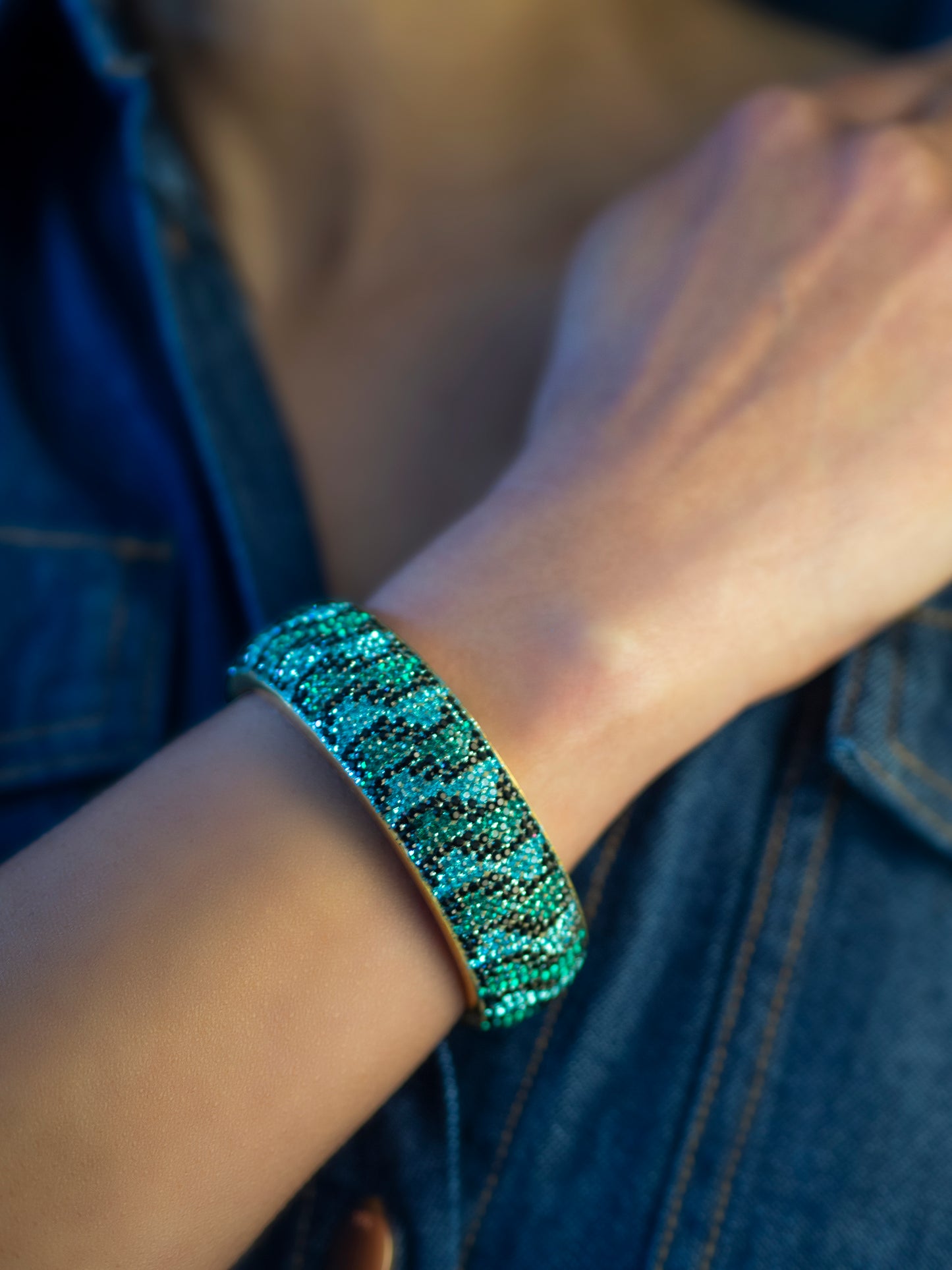 80DB Wave Whisper in Blue and black, featuring undulating wave pattern that creates dynamic movement and flowing lines.